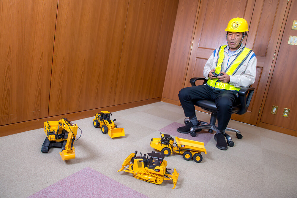 “はたらき遊ぶ”ギミックがすごい！ 現場のラジコン